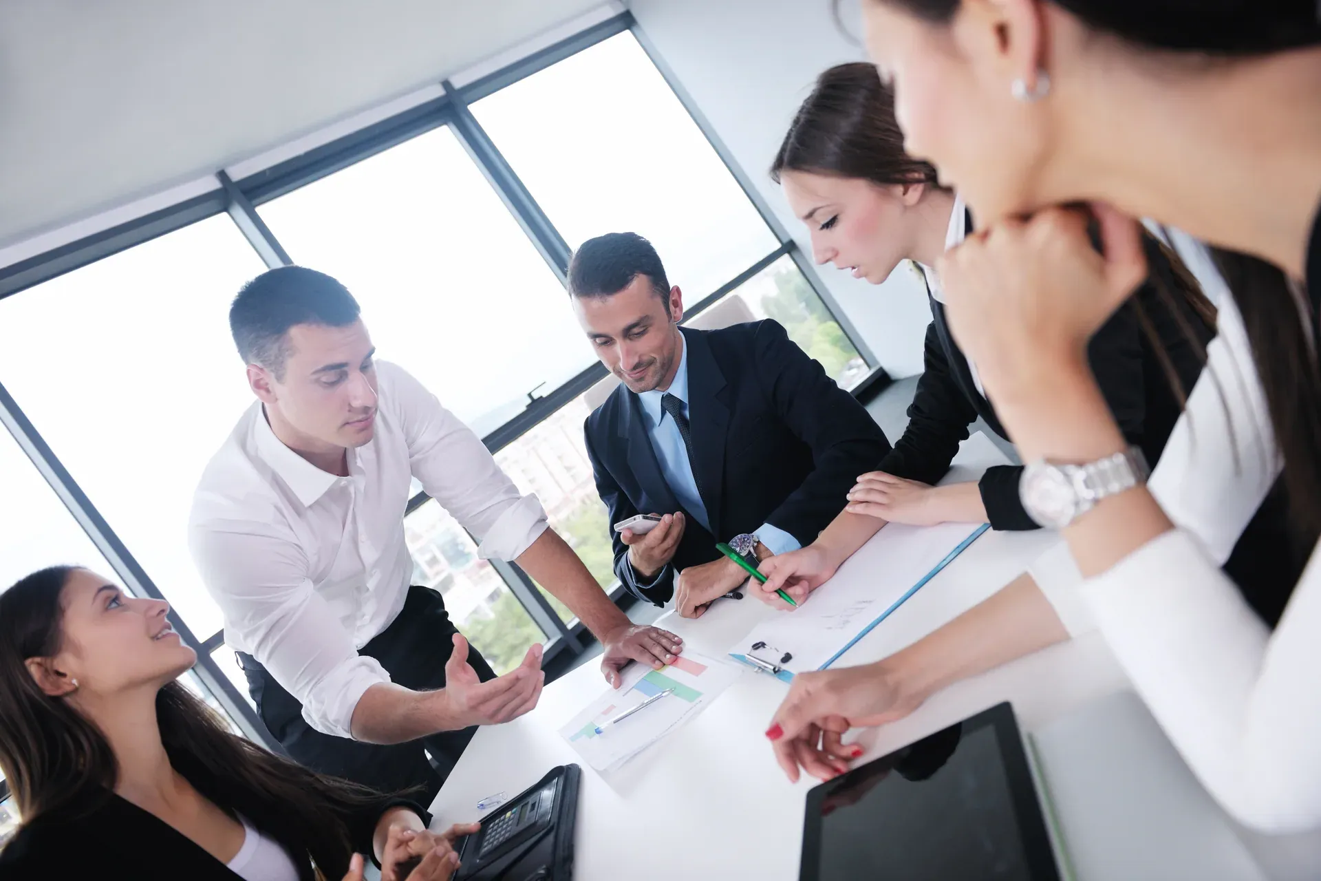 Business-Meeting im modernen Büro